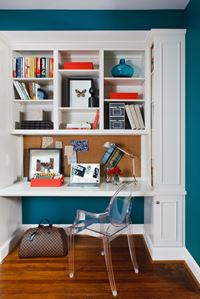 Unexpected color pairing with exceptional results in a home office