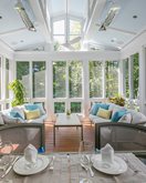 A 3 seasons sunroom with couches