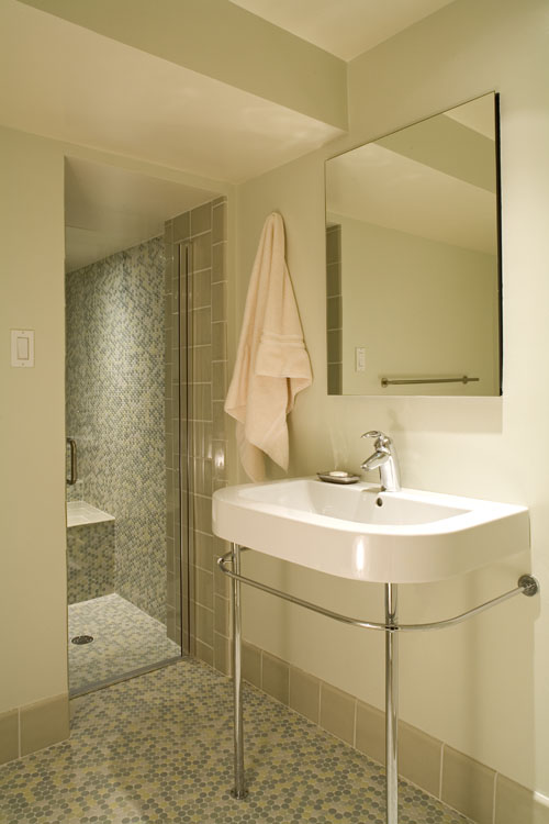 A console bathroom sink